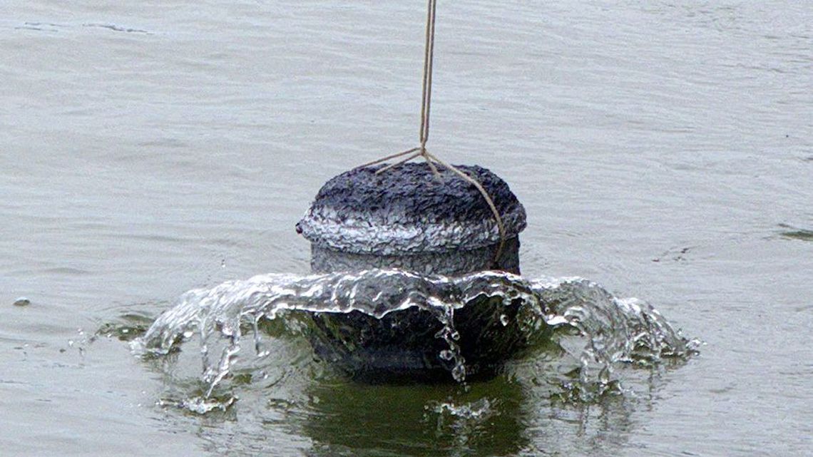 wasserlösliche Urne bei einer Seebestattung